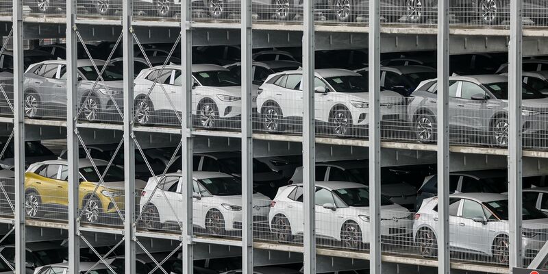 Neuwagen in einem Parkhaus auf einem Werksgelände in Zwickau. - Foto: Jan Woitas/dpa-Zentralbild/dpa/Symbolbil