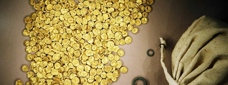 Der größte keltische Goldfund des 20. Jahrhunderts wurde 1999 gefunden, im November 2022 hatten Einbrecher die Goldmünzen gestohlen. - Foto: Frank Mächler/dpa