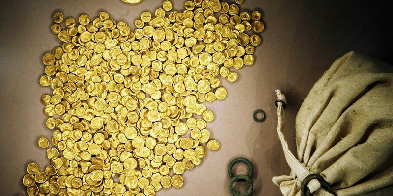 Der größte keltische Goldfund des 20. Jahrhunderts wurde 1999 gefunden, im November 2022 hatten Einbrecher die Goldmünzen gestohlen. - Foto: Frank Mächler/dpa