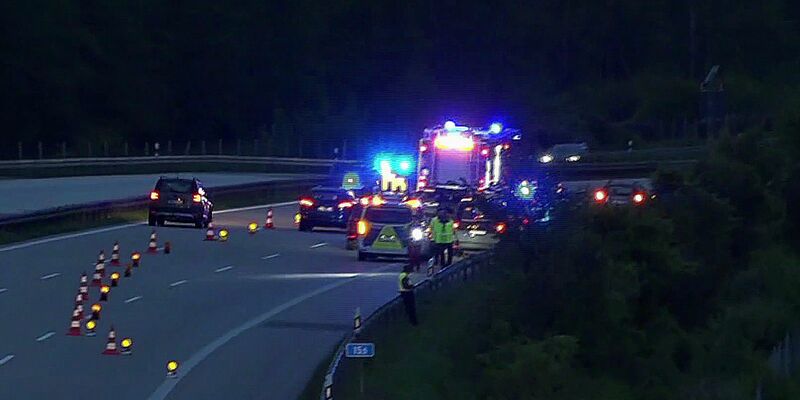 Polizisten sichern den Tatort ab. Nach einem Vorfall auf der Autobahn 9 bei Brück in Brandenburg im Mai wird wegen des Verdachts eines Tötungsdelikts ermittelt. - Foto: Cevin Dettlaff/dpa-Zentralbild/dpa