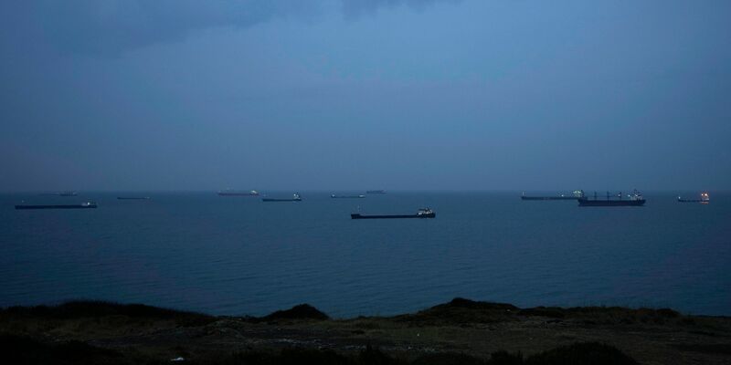 Im Schwarzen Meer ankernde Frachtschiffe. Moskau droht, Frachtschiffe als Gegner einzustufen. - Foto: Khalil Hamra/AP/dpa