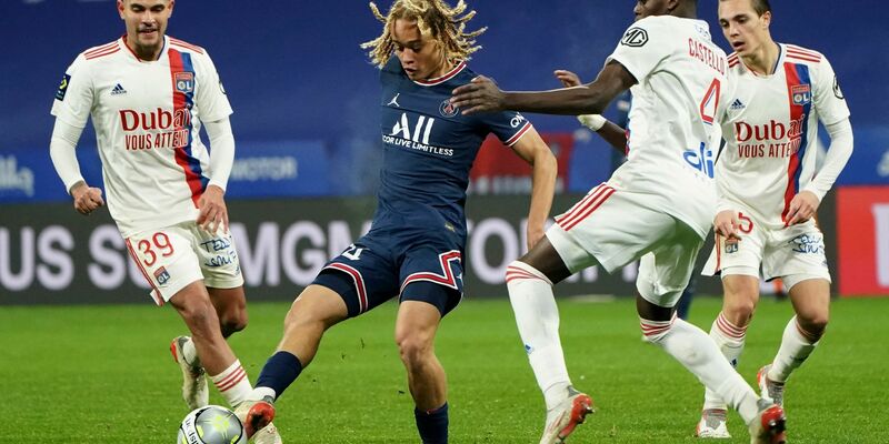 Xavi Simons (M) wird kommende Saison für RB Leipzig spielen. - Foto: Laurent Cipriani/AP/dpa