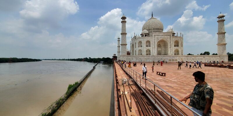 Der Fluss Yamuna ist bis an den Rand des Taj Mahal angeschwollen. - Foto: Aryan Kaushik/AP/dpa