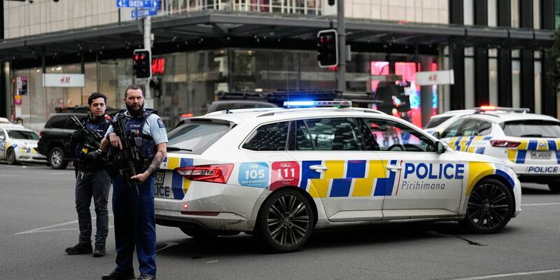 Bewaffnete neuseeländische Polizisten stehen an einer Straßensperre, nachdem in Auckland Schüsse gefallen waren. - Foto: Abbie Parr/AP