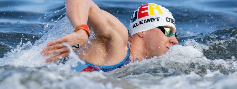 Oliver Klemet (l) verpasste mit den deutschen Freiwasserschwimmern im Mixed knapp Bronze. - Foto: Jo Kleindl/DSV/dpa