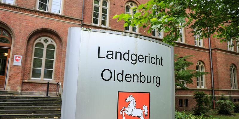 Der Angeklagte soll zwischen 2016 und 2019 mehrere Urnen bewusst mit anderer Asche, Staub oder Dreck befüllt und beigesetzt haben. - Foto: Focke Strangmann/dpa