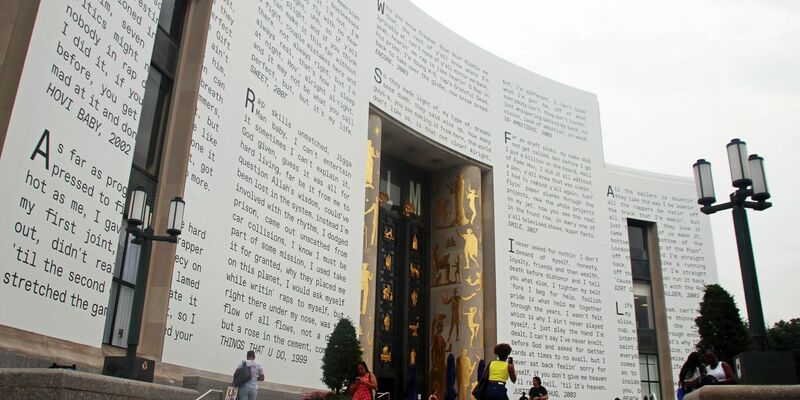 Auf der Außenwand der Brooklyn Public Library sind Songtexte von US-Rapper Jay-Z zu sehen. - Foto: Christina Horsten/dpa