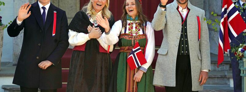 Prinz Sverre Magnus (l-r), Kronprinzessin Mette-Marit, Prinzessin Ingrid Alexandra  und Kronprinz Haakon am norwegischen Nationalfeiertag. - Foto: Lise Åserud/NTB/dpa