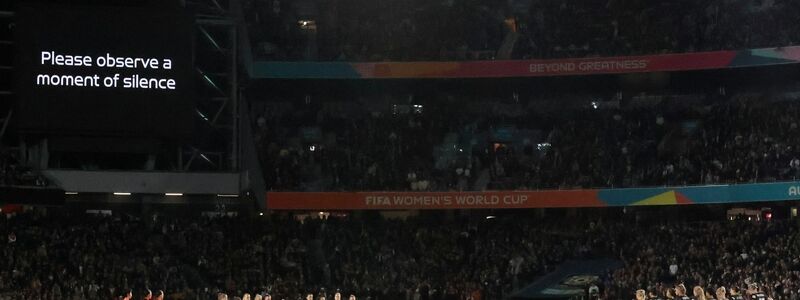 Das Eröffnungsspiel der Frauenfußball-WM begann mit einer Schweigeminute. - Foto: Rafaela Pontes/AP/dpa