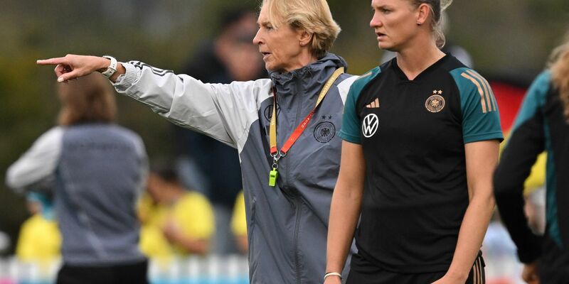Muss beim deutschen WM-Auftakt wohl auf zwei Spielerinnen verzichten: Bundestrainerin Martina Voss-Tecklenburg. - Foto: Dean Lewins/AAP/dpa