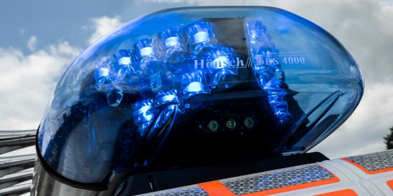 Polizei und Rettungskräfte wurden alarmiert (Symbolbild). - Foto: Boris Roessler/dpa