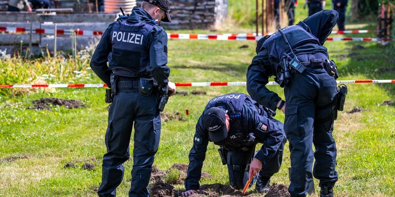 Polizisten und Archäologen suchen auf einem Privatgrundstück nach Beweisen für den Goldschatz-Diebstahl. - Foto: Jens Büttner/dpa