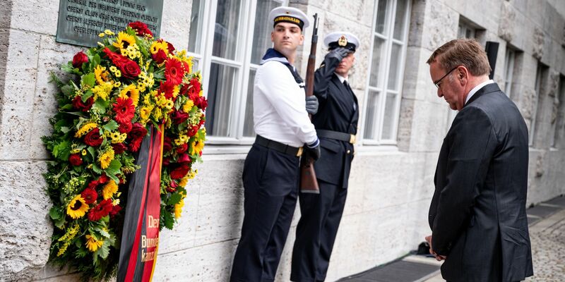Bundesverteidigungsminister Boris Pistorius (SPD) im Ehrenhof des Bendlerblocks vor dem Gedenkkranz. Die Feierstunde erinnert an den 79. Jahrestag des Attentats- und Umsturzversuchs gegen Hitler. - Foto: Fabian Sommer/dpa