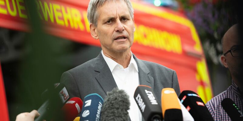 Michael Grubert erklärt während einer Pressekonferenz anhand von Fotos, weshalb es sich bei dem gesuchten Raubtier um keine Löwin handelt. - Foto: Paul Zinken/dpa