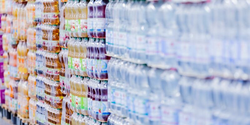 Einweg-Plastikflaschen in einem Supermark auf Paletten. - Foto: Rolf Vennenbernd/dpa