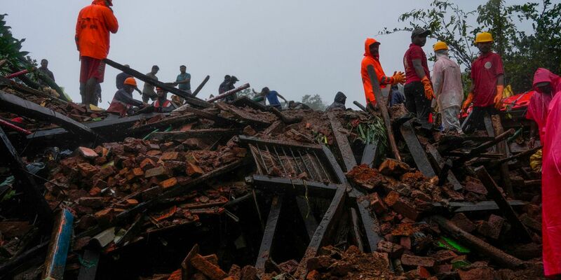 Durch den Erdrutsch sind mehrere Menschen getötet worden - weitere werden vermisst. - Foto: Rafiq Maqbool/AP/dpa