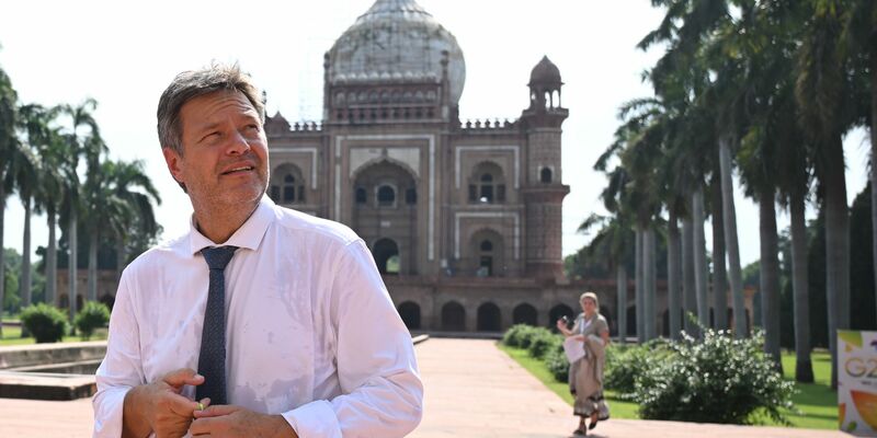 Wirtschaftsminister Robert Habeck besucht das Safdarjung Mausoleum. Habeck will die Zusammenarbeit mit Indien stärken, um weniger abhängig von China zu sein. - Foto: Britta Pedersen/dpa