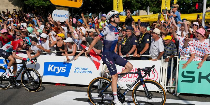 Kasper Asgreen aus Dänemark jubelt über seinen Etappensieg, während hinter ihm Pascal Eekhoorn (l) aus den Niederlanden fährt. - Foto: Thibault Camus/AP/dpa