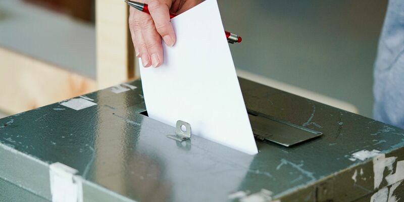 Ein Wählerin wirft in einem Wahllokal ihren Stimmzettel in die Wahlurne. - Foto: Uwe Anspach/dpa