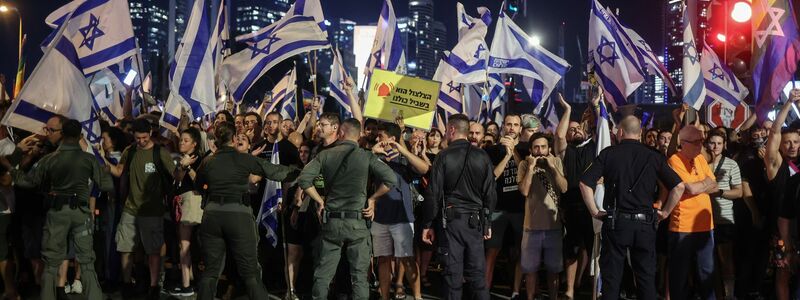 Israelis protestieren vor dem Obersten Gerichtshof in Jerusalem gegen die geplante Justizreform. - Foto: Ilia Yefimovich/dpa