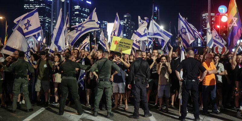 In Israel wird gegen die Regierung demonstriert. - Foto: Ilia Yefimovich/dpa