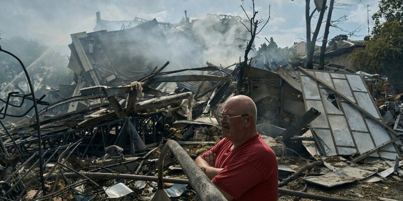 Ein landwirtschaftliches Lagergebäude in Odessa liegt in Trümmern. - Foto: Libkos/AP/dpa