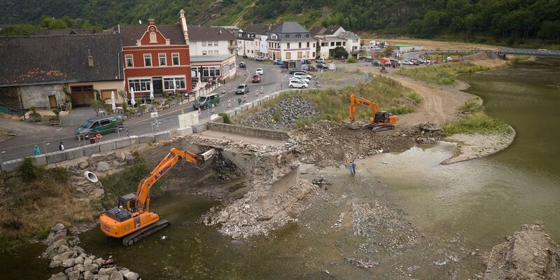 Die 300 Jahre alte Nepomukbrücke wird abgerissen. - Foto: Thomas Frey/dpa