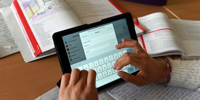 Realschüler einer zehnten Klasse einer Gemeinschaftsschule arbeiten in einer Unterrichtsstunde mit Tablets. - Foto: Uli Deck/dpa