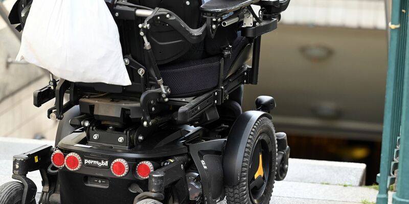 Schnell von A nach B ist für Menschen, die mit Hilfsmitteln unterwegs sind, oft nicht so einfach wie für Fußgänger. - Foto: Jessica Lichetzki/dpa