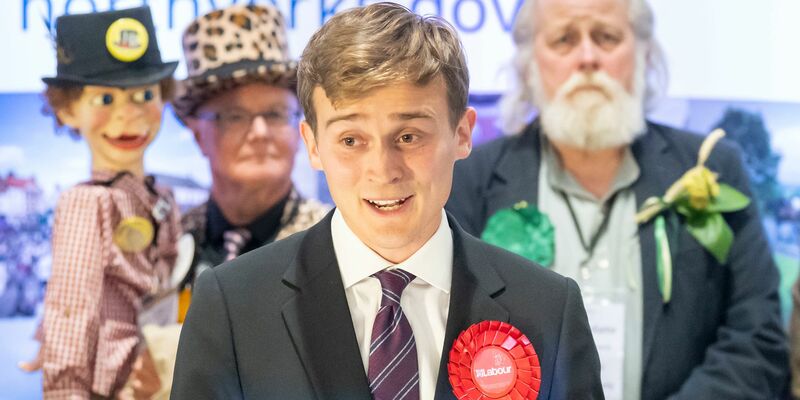 Keir Mather, Sieger der Nachwahlen und Kandidat der Labour Party, spricht im Selby Leisure Centre. - Foto: Danny Lawson/PA/AP/dpa