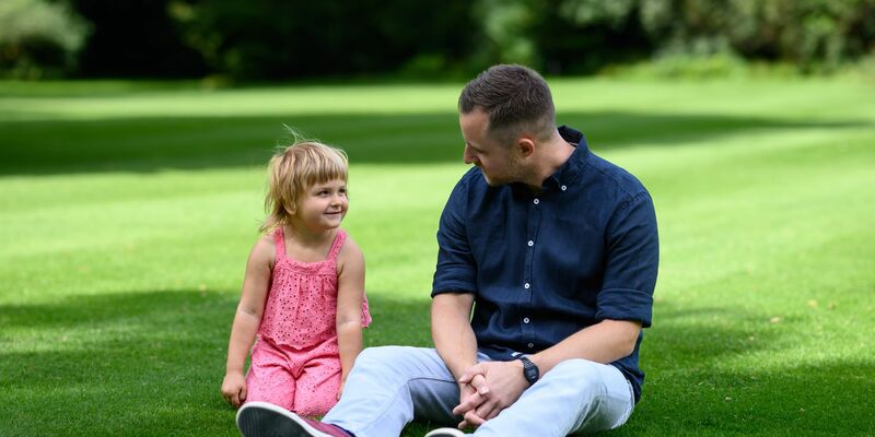 «Endlich ein Gesicht dazu»: Annabel Rogotzki und Fabian Dancker im Park von Schloss Bellevue. - Foto: Bernd von Jutrczenka/dpa