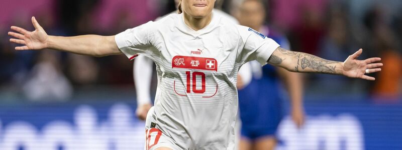 Ramona Bachmann, Stürmerin der Schweiz, erzielte einen Treffer per Elfmeter. - Foto: Michael Buholzer/KEYSTONE/dpa