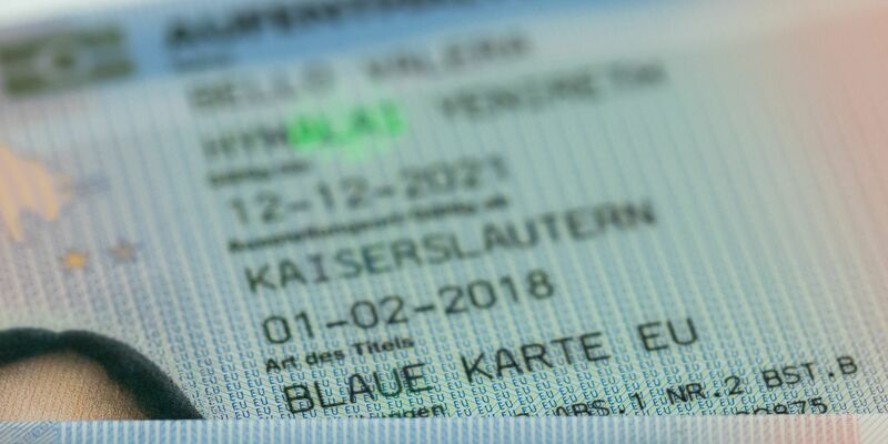 In den Jahren zwischen 2012 und 2017 erhielten knapp 69.000 Menschen erstmals eine Blue Card. - Foto: Daniel Karmann/dpa