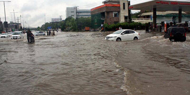 Überschwemmte Straßen nach schweren Monsunregenfällen in Lahore. - Foto: PPI/ZUMA/dpa
