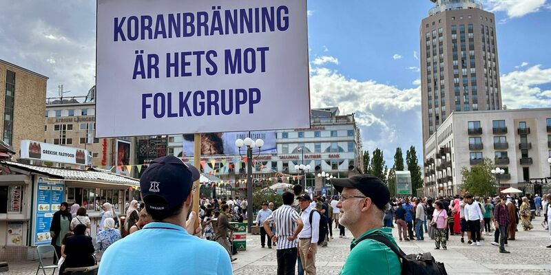 Ein Mann hält auf in Stockholm ein Schild mit der Aufschrift «Koranbränning är hets mot folkgrupp» (Koranverbrennung ist Hetze gegen Bevölkerungsgruppen). Das Anzünden eines Korans in der Nähe der Moschee hatte vor kurzem weltweit zu Wut und Kritik von Muslimen an Schweden geführt. - Foto: Steffen Trumpf/dpa