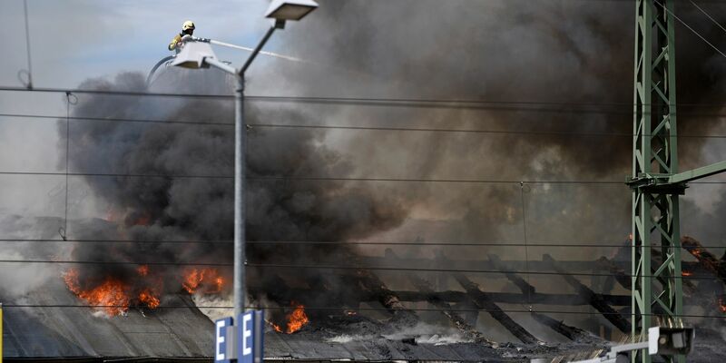 Feuer und Qualm auf dem Gelände vom Schweriner Bahnhof. - Foto: Frank Hormann/dpa