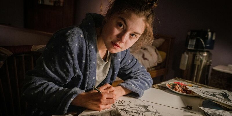 Lill (Hannah Schiller) in ihrem Kinderzimmer. - Foto: Georges Pauli/NDR/ARD/dpa