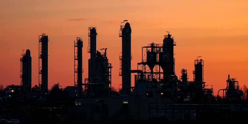 Die Chemiebranche leidet seit Herbst 2022 unter einem Abbau von Lagerbeständen bei Kunden. - Foto: Jan Woitas/dpa