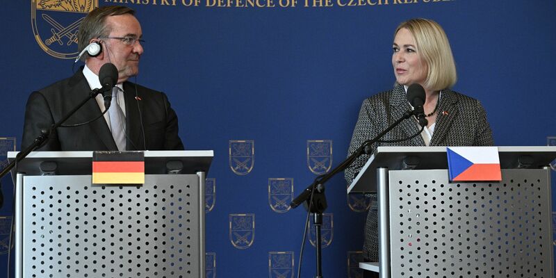 Bundesverteidigungsminister Boris Pistorius und seine tschechische Amtskollegin Jana Cernochova geben in Prag eine gemeinsame Pressekonferenz. - Foto: Krumphanzl Michal/CTK/dpa
