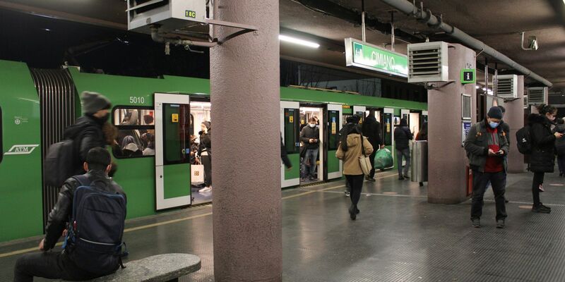 Menschen auf einem U-Bahnhof in Mailand: Wie viele Beschäftigte folgen tatsächlich dem Streikaufruf? - Foto: Josi Donelli/TheNEWS2/ZUMA/dpa