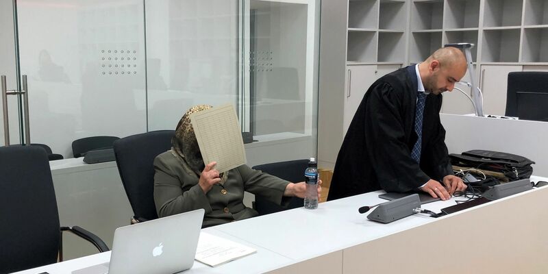 Die 69-jährige Angeklagte aus Ibbenbüren sitzt neben ihrem Anwalt im Gerichtssaal. Zu Beginn des Prozesses legte die Frau ein Geständnis ab. - Foto: Frank Christiansen/dpa