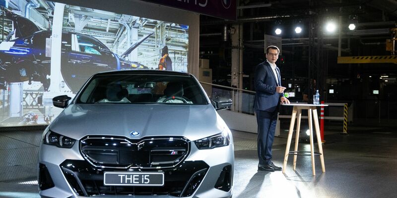 Produktionsstart des vollelektrischen BMW i5 in Dingolfing, rechts  Produktionsvorstand Milan Nedeljkovic. - Foto: Sven Hoppe/dpa
