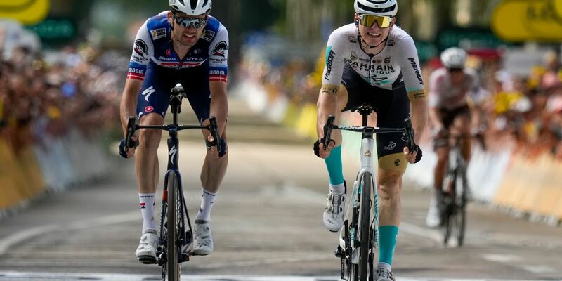 Der Slowene Matej Mohoric (r) überquert die Ziellinie knapp vor Kasper Asgreen aus Dänemark. - Foto: Thibault Camus/AP/dpa
