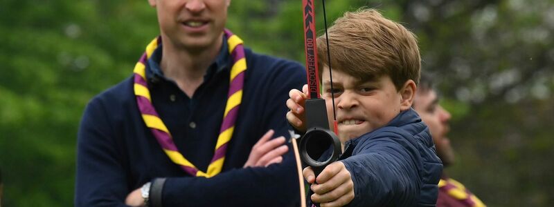 Prinz George versucht sich neben seinem Vater Prinz William im Bogenschießen. - Foto: DANIEL LEAL/POOL AFP/AP/dpa