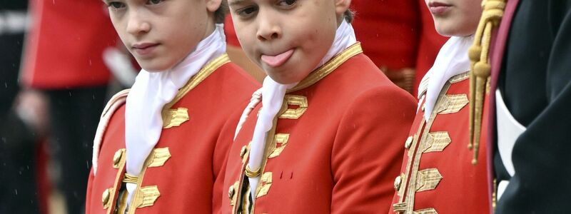 Prinz George (2.v.l.) als Ehrenpage vor der Krönungszeremonie von König Charles III. und Camilla. - Foto: Andy Stenning/Daily Mirror/PA Wire/dpa
