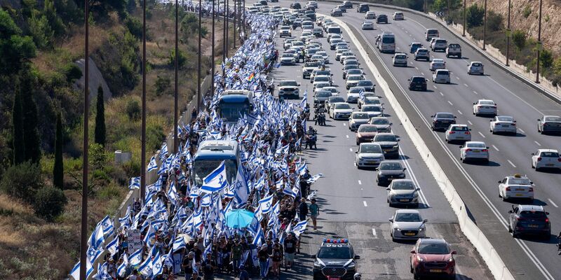 Demonstranten marschieren auf einer Autobahn in Richtung Jerusalem, um gegen die umstrittene Justizreform zu protestieren. - Foto: Ohad Zwigenberg/AP/dpa
