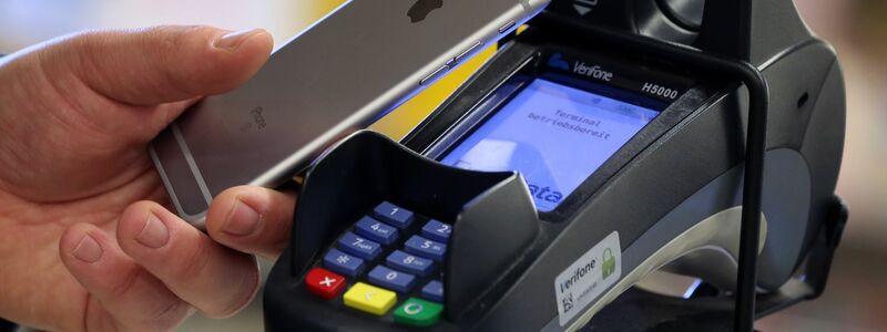 Das Zahlen per Smartphone breitet sich aus, gerade bei Jüngeren (Symbolfoto) - Foto: Karl-Josef Hildenbrand/dpa