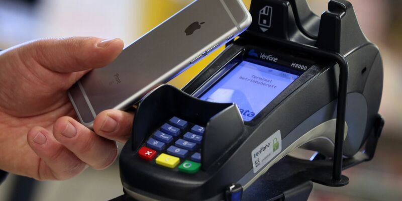 Mobiles Bezahlen wird beliebter - aber nicht bei allen - Foto: Karl-Josef Hildenbrand/dpa