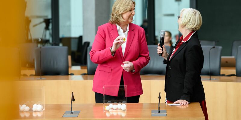Bundestagspräsidentin Bärbel Bas (l, SPD) zieht zusammen mit Christine von Blanckenburg vom Nexus Institut bei der Bürgerlotterie im deutschen Bundestag die Teilnehmenden des ersten Bürgerrates «Ernährung im Wandel». - Foto: Bernd von Jutrczenka/dpa