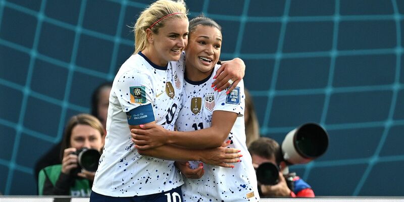 Siegten souverän mit den USA: Lindsey Horan (l) und Sophia Smith. - Foto: Andrew Cornaga/AP/dpa